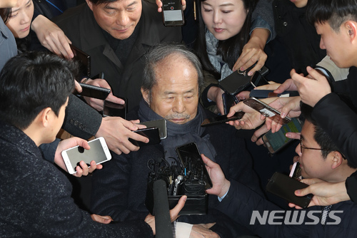 【서울=뉴시스】임태훈 기자 = 이명박 전 대통령의 친형 이상득 전 새누리당 의원이 지난해 3월7일 오전 서울 서초구 서울중앙지검에 출석하고 있다. 2018.03.07. taehoonlim@newsis.com