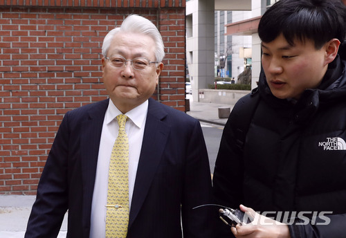 【서울=뉴시스】최동준 기자 = 대검찰청 차장검사 출신으로 청와대 민정수석비서관 등을 지낸 정동기 변호사가 7일 오전 서울 강남구 이명박 전 대통령 사무실을 나서고 있다. 2018.03.07.&nbsp; photocdj@newsis.com