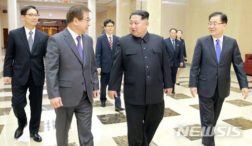 【서울=뉴시스】 북한 노동신문은 김정은 국무위원장이 우리측 대북 특별사절 대표단을 접견한 모습을 6일 보도했다. 북측에서는 김정은 위원장을 비롯해 김영철 노동당 부위원장, 김여정 노동당 제1부부장 등이 배석했다. 2018.03.06. (출처=노동신문) photo@newsis.com