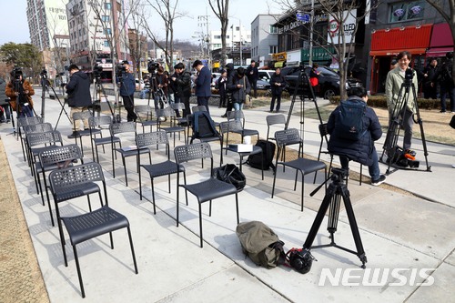 【서울=뉴시스】조성봉 기자 = 7일 오전 서울 마포구 연트럴파크에서 취재진이 더불어민주당 정봉주 전 의원을 기다리고 있다.&nbsp; 이날 정 전 의원은 서울시장선거 출마선언을 할 예정이었으나, 성추행 의혹으로 인해 출마선언을 취소했다. 2018.03.07. suncho21@newsis.com