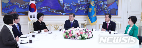 【서울=뉴시스】전신 기자 = 문재인 대통령이 7일 청와대 본관 인왕실에서 열린 여야 5당 대표 오찬에서 모두발언하고 있다. 이정미(왼쪽부터) 정의당 대표, 유승민 바른미래당 대표, 더불어민주당 추미애 대표, 문재인 대통령, 자유한국당 홍준표 대표, 민주평화당 조배숙 대표 .2018.03.07. photo1006@newsis.com