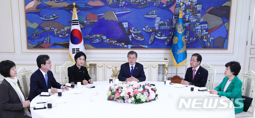 【서울=뉴시스】전신 기자 = 문재인 대통령이 7일 청와대 본관 인왕실에서 열린 여야 5당 대표 오찬에서 모두발언하고 있다.&nbsp; 이정미(왼쪽부터) 정의당 대표, 유승민 바른미래당 대표, 추미애 더불어민주당 대표, 문재인 대통령, 홍준표 자유한국당 대표, 조배숙 민주평화당 대표.2018.03.07.&nbsp; photo1006@newsis.com