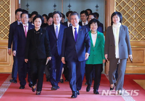 【서울=뉴시스】전신 기자 = 7일 문재인 대통령이 추미애 더불어민주당 대표, 홍준표 자유한국당 대표, 유승민 바른미래당 공동대표, 조배숙 민주평화당 대표, 이정미 정의당 대표 등 여야 5당 대표와 차담을 마치고 함께 환담을 하며 청와대 본관 오찬장으로 이동하고 있다. 2018.03.07. photo1006@newsis.com