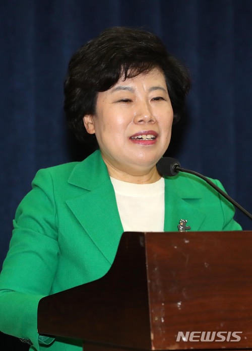 【서울=뉴시스】홍효식 기자 = 7일 오전 서울 여의도 국회 의원회관에서 열린 '지방분권 개헌, 어떻게 이뤄져야 하나?' 지방분권개헌 토론회에서 민주평화당 조배숙 대표가 축사하고 있다. 2018.03.07.&nbsp; yesphoto@newsis.com
