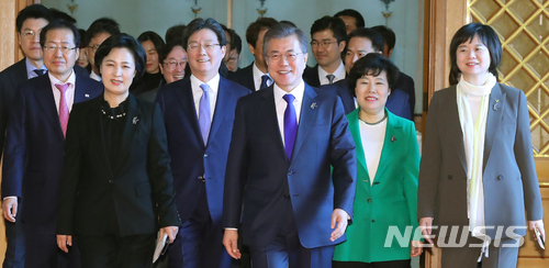 【서울=뉴시스】전신 기자 = 문재인 대통령이 7일 청와대 본관 충무전실에서 여야 5당 추미애 더불어민주당 대표, 홍준표 자유한국당 대표, 유승민 바른미래당 대표, 조배숙 민주평화당 대표, 이정미 정의당 대표와 차담을 마친 후 오찬장인 인왕실로 이동하고 있다. 2018.03.07.&nbsp;&nbsp; photo1006@newsis.com