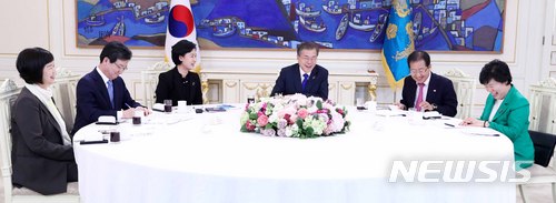 【서울=뉴시스】전신 기자 = 문재인 대통령이 7일 청와대 본관 인왕실에서 여야 5당 대표와 오찬 간담회를 하고 있다. 왼쪽부터 정의당 이정미 대표, 바른미래당 유승민 대표, 더불어민주당 추미애 대표, 문 대통령, 자유한국당 홍준표 대표, 민주평화당 조배숙 대표. 2018.03.07. photo1006@newsis.com