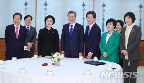 【서울=뉴시스】전신 기자 = 문재인 대통령이 7일 청와대 본관 충무전실에서 여야 5당 대표와 만나 차담을 하고 있다. 앞줄 왼쪽부터 자유한국당 홍준표 대표, 더불어민주당 추미애 대표, 문 대통령, 바른미래당 유승민 대표, 민주평화당 조배숙 대표, 정의당 이정미 대표. 2018.03.07. photo1006@newsis.com