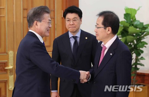 【서울=뉴시스】전신 기자 = 문재인 대통령이 7일 청와대 본관 충무전실에서 자유한국당 홍준표 대표와 악수하고 있다. 2018.03.07. photo1006@newsis.com