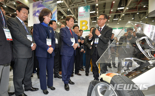 【대구=뉴시스】우종록 기자 = 지난 3월 7일 대구 엑스코에서 열린 대구국제섬유박람회에 참석한 권영진 대구시장을 비롯해 내빈들이 한국섬유개발연구원 관계자로부터 미래형 전기자동차 섬유부품에 관해 설명을 듣고 있다. 2018.11.08. wjr@newsis.com