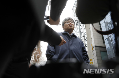 【서울=뉴시스】최동준 기자 = 이명박 전 대통령 변호인 강훈 변호사가 지난 7일 서울 강남구 이 전 대통령 사무실에서 나와 취재진 질문에 답변하고 있다. 2018.03.07. photocdj@newsis.com