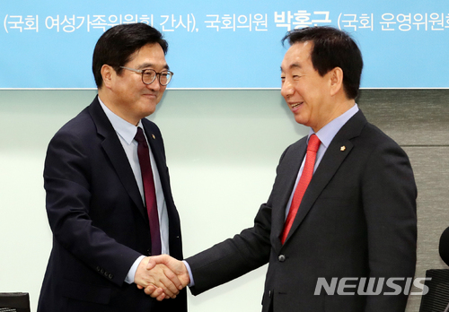 【서울=뉴시스】이종철 기자 = 7일 서울 여의도 국회 의원회관 제8간담회의실에서 열린 3,8 세계 여성의 날 기념-성평등한 국회만들기 토론회에 참석한 더불어민주당 우원식 원내대표와 자유한국당 김성태 원내대표가 웃으며 악수를 하고 있다. 2018.03.07.&nbsp; jc4321@newsis.com
