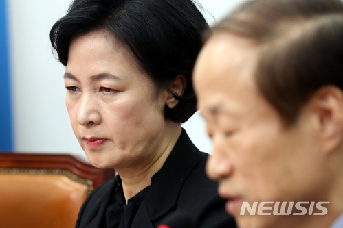 【서울=뉴시스】박영태 기자 = 추미애 더불어민주당 대표가 7일 오후 서울 영등포구 여의도 국회에서 진행된 더불어민주당 전국윤리심판원·공직선거후보자검증위 연석회의에서 조태제 중앙당 윤리심판원장의 모두발언을 듣고 있다. 2018.03.07.since1999@newsis.com