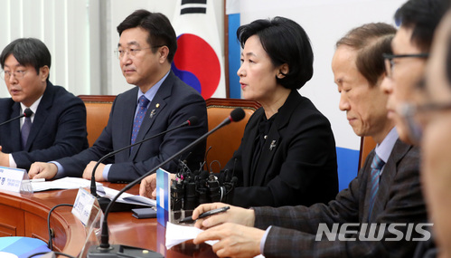 【서울=뉴시스】박영태 기자 = 7일 오후 서울 영등포구 여의도 국회에서 진행된 더불어민주당 전국윤리심판원·공직선거후보자검증위 연석회의에서 추미애 더불어민주당 대표가 모두발언을 하고 있다. 2018.03.07.since1999@newsis.com