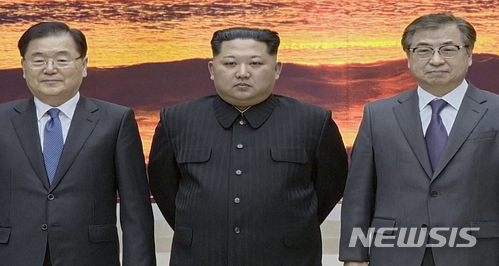 【서울=뉴시스】북한 조선중앙TV는 6일 김정은 위원장이 지난 5일 평양 조선노동당 본관 진달래관에서 문재인 대통령의 특사대표단과 접견했다고 보도 했다. 2018.03.07. (출처=조선중앙TV 캡처)photo@newsis.com