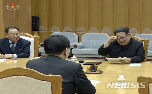 【서울=뉴시스】북한 조선중앙TV는 6일 김정은 위원장이 지난 5일 평양 조선노동당 본관 진달래관에서 문재인 대통령의 특사대표단과 접견했다고 보도 했다. 2018.03.07. (출처=조선중앙TV 캡처) photo@newsis.com 
