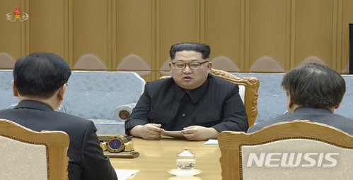 【서울=뉴시스】북한 조선중앙TV는 6일 김정은 위원장이 지난 5일 평양 조선노동당 본관 진달래관에서 문재인 대통령의 특사대표단과 접견했다고 보도 했다. 2018.03.07. (출처=조선중앙TV 캡처) photo@newsis.com 