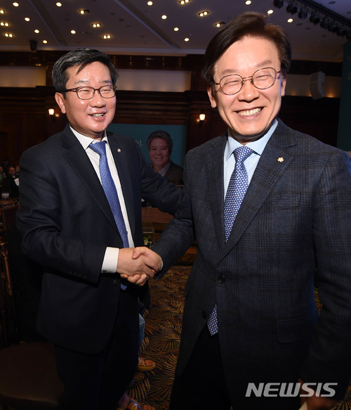 【안양=뉴시스】이정선 기자 = 이재명 성남시장과 전해철 더불어민주당 의원이 7일 오후 경기 안양 더 그레이스켈리에서 열린 최대호 전 안양시장 ‘안양혁신보고서’ 출판기념회에서 서로 인사 나누고 있다. 2018.03.07. ppljs@newsis.com