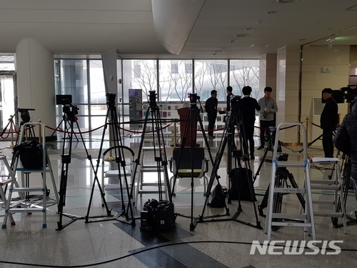【홍성=뉴시스】유효상 기자 = 안희정 전 충남지사가 8일 오후 3시 충남도청사 1층 로비에서 정무비서 김지은씨 등에 대한 성폭행 의혹과 관련 입장을 밝히는 기자회견을 가질 예정인 가운데 이른 아침부터 기자회견장에 취재진들의 장비가 놓여 있다. 2018.03.08&nbsp; yreporter@newsis.com