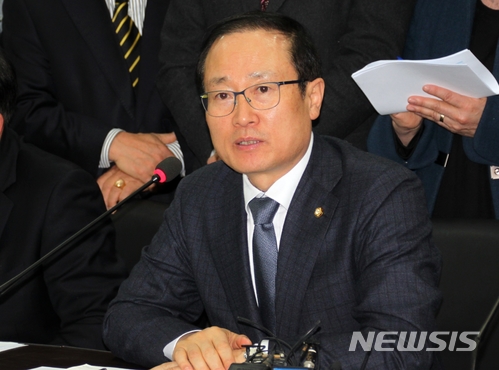  【군산=뉴시스】고석중 기자 = 8일 전북자동차융합기술원 중회의실에서 열린 더불어민주당 한국지엠(GM) 대책 특별위원회 현장간담회에서 홍영표 의원(특위 위원장)이 "지엠 문제에 대해 종합적이고 실효성있는 대책을 내놓겠다"고 말하고 있다. 2018.03.08. k9900@newsis.com