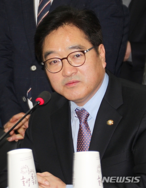  【군산=뉴시스】고석중 기자 = 8일 전북자동차융합기술원 중회의실에서 열린 더불어민주당 한국지엠(GM) 대책 특별위원회 현장간담회에서 우원식 민주당 원내대표가 "지엠 문제에 대해 꼼꼼하게 챙기겠다"고 말하고 있다. 2018.03.08. k9900@newsis.com