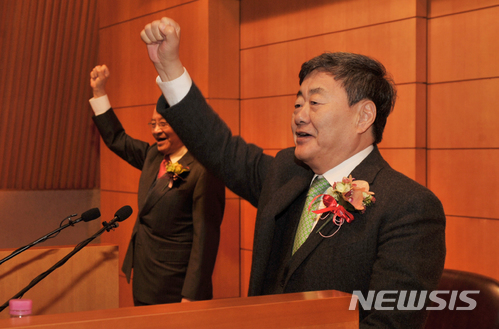 【서울=뉴시스】지난 2011년 1월3일 서울 대치동 동부금융센터에서 김준기(앞) 전 동부그룹 회장이 시무식에 참석한 모습.(사진=동부그룹 제공)