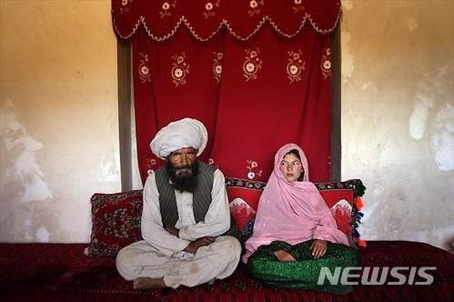 【서울=뉴시스】 결혼을 앞둔 아프가니스탄의 11세 신부와 40세 신랑. 2018년 세계 여성의 날을 맞아 유니세프가 발표한 조혼 통계에 따르면 해마다 18세 미만 여자 어린이 1200만명이 원치 않는 결혼을 한다. 2018. 03.08. (사진=유니세프한국위원회 제공)