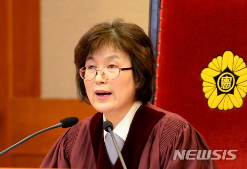 【서울=뉴시스】사진공동취재단 = 이정미 전 헌법재판관(당시 헌법재판소장 권한대행)이 지난해 3월10일 오전 서울시 종로구 재동 헌법재판소 대심판정에서 박근혜 대통령 탄핵심판을 선고하고 있다.2017.03.10&nbsp; photo@newsis.com
