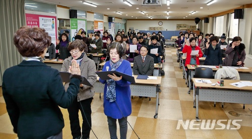 【충주=뉴시스】강신욱 기자 = 8일 충북 충주시청 예성교육실에서 충주시보건소와 충주시니어클럽이 찾아가는 기억지키미 사업 추진을 위한 발대식을 하고 있다. 2018.03.08. (사진=충주시 제공) photo@newsis.com
