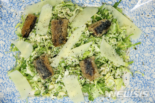 [베서스다(메릴랜드)=AP/뉴시스] 프랑스 보르도 한 식당에서 정어리를 먹은 1명이 사망하고 12명이 중증 상태라고 프랑스 보건 당국이 13일(현지시간) 밝혔다. 사진은 2018년 3월5일 미국 베서스다에서 촬영한 정어리 활용 샐러드로, 기사 내용과 관련 없음. 2023.09.14.