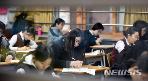 【수원=뉴시스】이정선 기자 = 전국연합학력평가가 실시된 8일 오전 경기 수원 효원고등학교에서 고3 수험생들이 시험 준비를 하고 있다. 2018.03.08. ppljs@newsis.com
