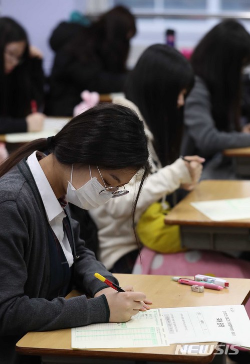 【서울=뉴시스】고승민 기자 = 3월 고등학교 전학년을 대상으로 전국연합학력평가가 실시된 8일 오전 서울 무학여자고등학교에서 3학년 수험생이 시험 전 답안지를 작성하고 있다. 2018.03.08. kkssmm99@newsis.com