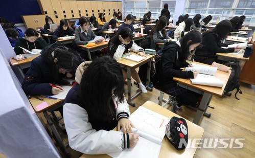 【서울=뉴시스】고승민 기자 = 3월 고등학교 전학년을 대상으로 전국연합학력평가가 실시된 8일 오전 서울 무학여자고등학교에서 3학년 수험생이 시험 시작 전 공부를 하고 있다. 2018.03.08. kkssmm99@newsis.com