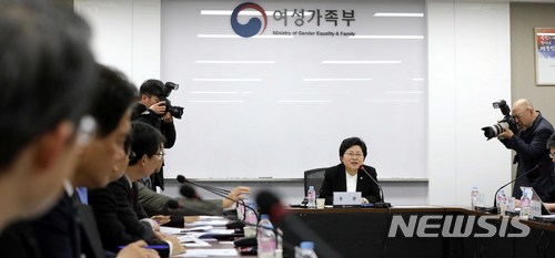 【서울=뉴시스】고범준 기자 = 정현백 여성가족부 장관이 8일 오전 서울 종로구 세종대로 정부서울청사에서 열린 범정부 성희롱-성폭력 근절 추진 협의회에서 모두발언을 하고 있다. 2018.03.08. bjko@newsis.com