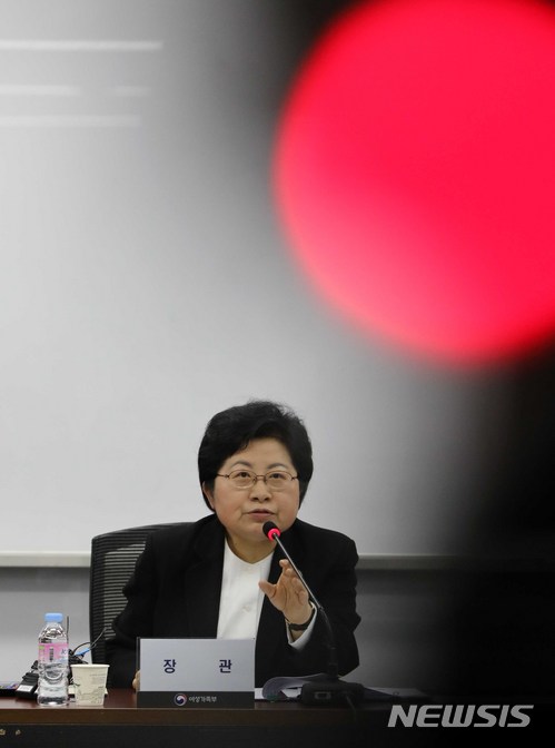 【서울=뉴시스】고범준 기자 = 정현백 여성가족부 장관이 8일 오전 서울 종로구 세종대로 정부서울청사에서 열린 범정부 성희롱-성폭력 근절 추진 협의회에서 모두발언을 하고 있다. 2018.03.08. bjko@newsis.com