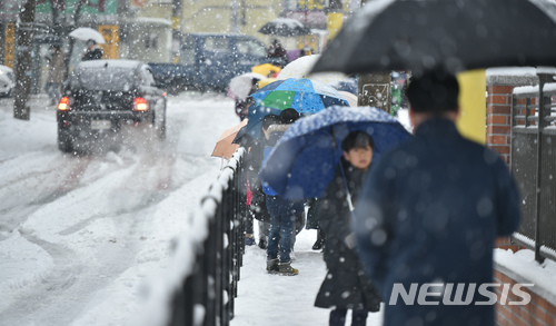 【대구=뉴시스】우종록 기자 = 지난 8일 오전 대구 동구 송정초등학교 앞에서 학생들이 우산을 쓰고 등교를 하고 있다. 2018.03.21. wjr@newsis.com