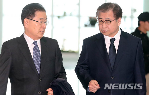 【인천공항=뉴시스】 추상철 기자 = 정의용(왼쪽) 청와대 국가안보실장과 서훈 국정원장 등 특사단이 8일 오전 미국에 전달할 북한의 입장을 전달하기 위해 인천국제공항을 통해 출국하고 있다. 2018.03.08.&nbsp; scchoo@newsis.com