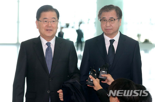 【인천공항=뉴시스】 추상철 기자 = 정의용(왼쪽) 청와대 국가안보실장과 서훈 국정원장 등 특사단이 8일 오전 미국에 전달할 북한의 입장을 전달하기 위해 인천국제공항을 통해 출국하며 취재진의 질문에 답변하고 있다. 2018.03.08.&nbsp; scchoo@newsis.com