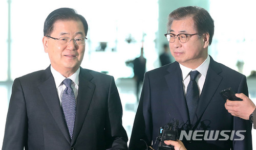 【인천공항=뉴시스】 추상철 기자 = 정의용(왼쪽) 청와대 국가안보실장과 서훈 국정원장 등 특사단이 8일 오전 미국에 전달할 북한의 입장을 전달하기 위해 인천국제공항을 통해 출국하며 취재진의 질문에 답변하고 있다. 2018.03.08.&nbsp; scchoo@newsis.com