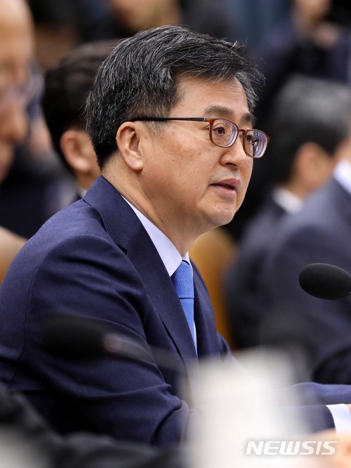 【서울=뉴시스】고범준 기자 = 김동연 경제부총리 겸 기획재정부 장관이 8일 오전 서울 종로구 세종대로 정부서울청사에서 열린 산업경쟁력 강화 관계장관회의에서 모두발언을 하고 있다. 2018.03.08.&nbsp; bjko@newsis.com