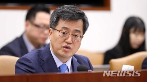 【서울=뉴시스】고범준 기자 = 김동연 경제부총리 겸 기획재정부 장관이 8일 오전 서울 종로구 세종대로 정부서울청사에서 열린 산업경쟁력 강화 관계장관회의에서 모두발언을 하고 있다. 2018.03.08. bjko@newsis.com