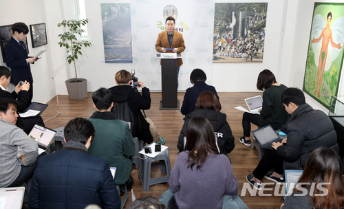 【서울=뉴시스】권현구 기자 = 임태훈 군인권센터 소장이 전날인 8일 오전 서울 마포구 이한열기념관에서 열린 긴급 기자회견에 참석해 취재진 질문에 답변하고 있다.이날 군인권센터는 박근혜 전 대통령의 탄핵소추안이 국회에서 가결된 후 국방부 내에서 헌법재판소가 탄핵심판을 기각할 것에 대비하여 군 병력 투입을 준비해야 한다는 논의가 있었다고 밝혔다. 2018.03.08. stoweon@newsis.com