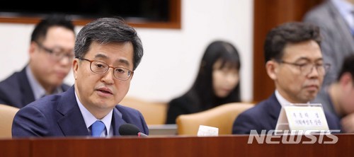 【서울=뉴시스】고범준 기자 = 김동연 경제부총리 겸 기획재정부 장관이 8일 오전 서울 종로구 세종대로 정부서울청사에서 열린 산업경쟁력 강화 관계장관회의에서 모두발언을 하고 있다. 2018.03.08. bjko@newsis.com