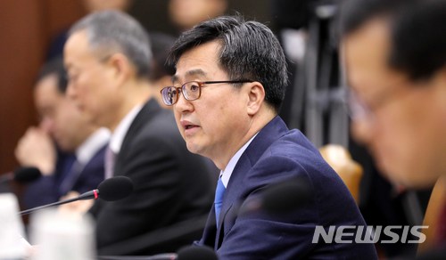 【서울=뉴시스】고범준 기자 = 김동연 경제부총리 겸 기획재정부 장관이 8일 오전 서울 종로구 세종대로 정부서울청사에서 열린 산업경쟁력 강화 관계장관회의에서 모두발언을 하고 있다. 2018.03.08. bjko@newsis.com