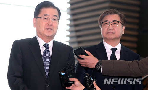 【인천공항=뉴시스】 추상철 기자 = 정의용(왼쪽) 청와대 국가안보실장과 서훈 국정원장 등 특사단이 8일 오전 미국에 전달할 북한의 입장을 전달하기 위해 인천국제공항을 통해 출국하며 취재진 질문에 답변하고 있다. 2018.03.08.&nbsp; scchoo@newsis.com