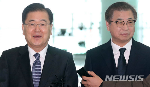 【인천공항=뉴시스】 정의용 국가안보실장은 오는 12~13일 중국 베이징, 14~15일 러시아 모스크바를 방문해 각 정부에 대북 특별사절단 성과와 도널드 트럼프 미국 대통령 접견 결과 등을 공유할 예정이다. 서훈 국가정보원 원장은 남관표 국가안보실 제2차장과 오는 12일부터 이틀간 일본 도쿄를 방문한다. 사진은 지난 8일 미국으로 향하기 위해 인천공항 출국장으로 가는 정의용 실장(왼쪽)과 서훈 원장. 2018.03.08.&nbsp; scchoo@newsis.com