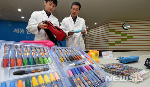 【군포=뉴시스】이정선 기자 = 국가기술표준원은 신학기를 맞이하여 학용품, 학생용 가방 등 235개 제품에 대한 안전성 조사를 실시, 해당 제품에서 납과 프탈레이트계 가소제, 카드뮴 등이 초과 검출되어 안전기준에 충족하지 못한 12개 업체 13개 제품에 대해 수거·교환 등 리콜명령 조치했다고 밝혔다. 사진은 8일 오전 경기 군포 한국기계전기전자시험연구원에서 연구원들이 리콜명령된 제품을 공개하고 있다. 2018.03.08. ppljs@newsis.com