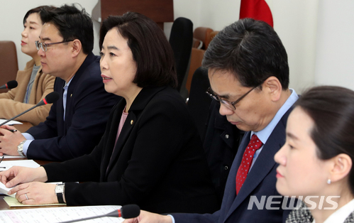 【서울=뉴시스】이종철 기자 = 8일 서울 여의도 국회에서 열린 자유한국당 성폭력근절 대책 특위 1차회의에서 박순자 위원장이 모두발언을 하고 있다. 2018.03.08. jc4321@newsis.com