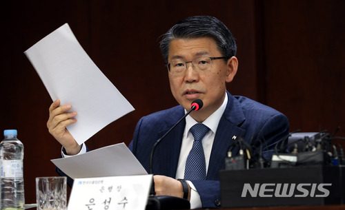【서울=뉴시스】임태훈 기자 = 은성수 수출입은행 은행장이 8일 오전 서울 영등포구 산업은행 대회의실에서 열린 중견조선사 처리방안 관련 기자간담회에서 STX 조선해양 컨설팅 결과 및 후속 처리 방안 발표를 하고 있다. 2018.03.08 taehoonlim@newsis.com