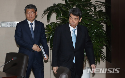 【서울=뉴시스】임태훈 기자 = 이동걸(오른쪽) 산업은행 회장, 은성수 수출입은행 은행장이 8일 오전 서울 영등포구 산업은행 대회의실에서 열린 중견조선사 처리방안 관련 기자간담회에 참석하고 있다. 2018.03.08&nbsp; taehoonlim@newsis.com