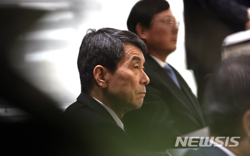 【서울=뉴시스】임태훈 기자 = 이동걸 산업은행 회장이 8일 오전 서울 영등포구 산업은행 대회의실에서 열린 중견조선사 처리방안 관련 기자간담회에서 은성수 수출입은행 은행장의 발표를 들으며 생각에 잠겨 있다. 2018.03.08 taehoonlim@newsis.com
